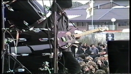 lee using a guitar borrowed from big black for 'be yr dog' on 07/21/87